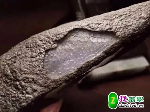 一块罕见的“鳄鱼皮”翡翠原石，连多年的老师傅都直呼没见过