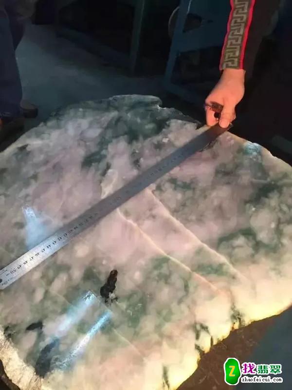68公斤的翡翠原石，意外开出60条糯冰飘花手镯！做梦都笑醒了