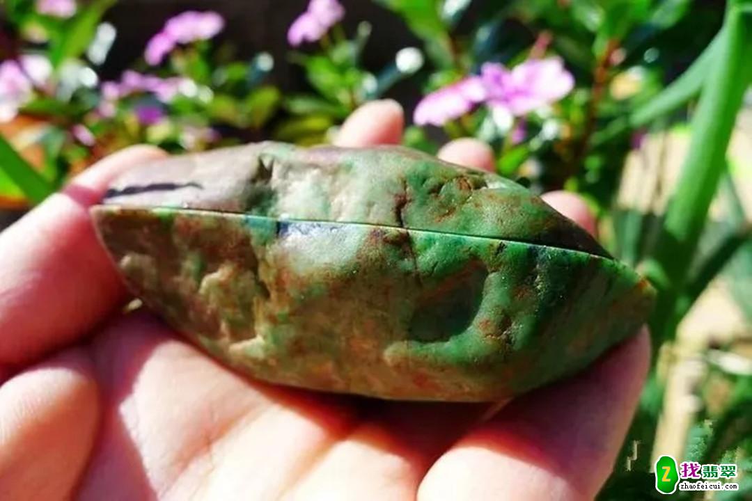 老行家深入缅甸抱得块极小的翡翠原石，简单粗暴的一刀爆出一片绿！