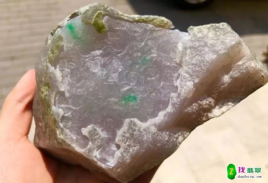 高价买下的翡翠原石，能有多高的品质呢，开出高冰帝王三彩，一点都不意外！